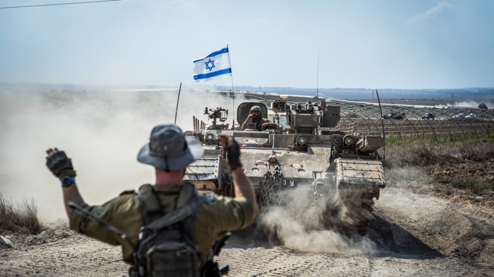 Tanques israelíes en las inmediaciones de la frontera con la Franja de Gaza.