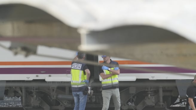 EuropaPress_5508752_policia_junto_cadaver_localizado_dos_trenes_cerca_estacion_santa_justa_16