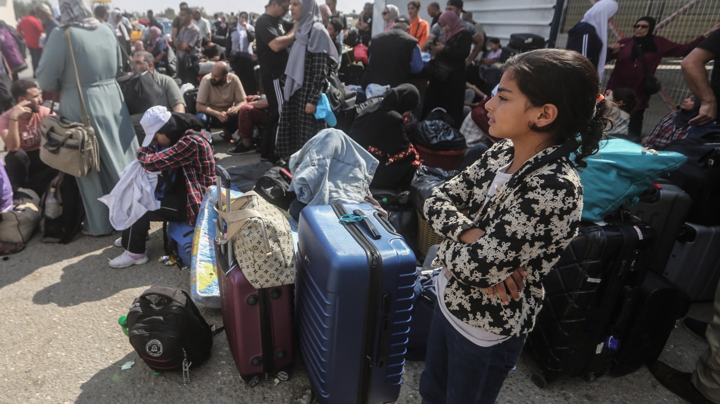 Cientos de palestinos esperan a pasar por el cruce de Rafah.