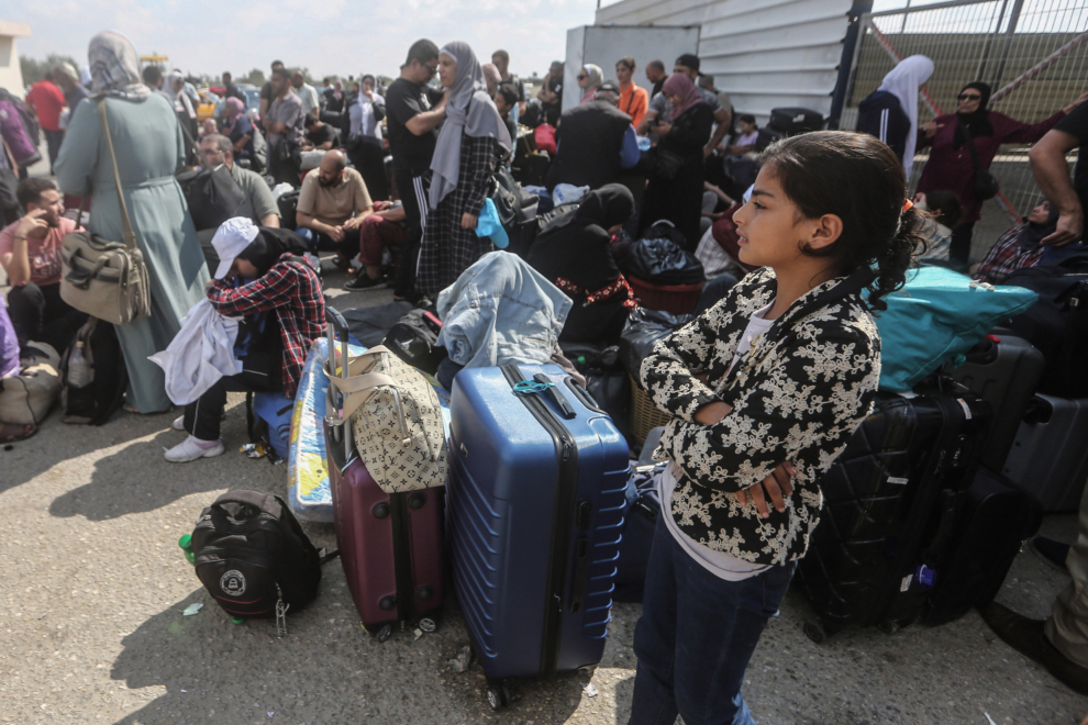 Cientos de palestinos esperan a pasar por el cruce de Rafah.