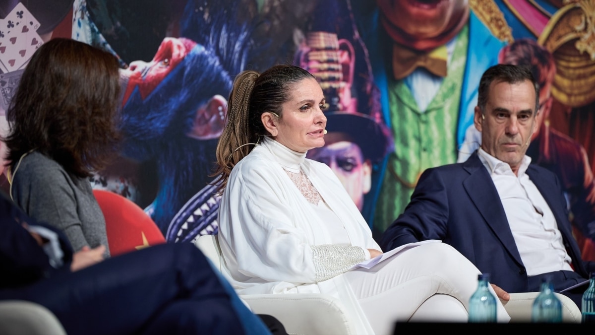 La cofundadora del grupo Starlite y presidenta del festival, Sandra García-Sanjuán, durante la presentación el pasado 18 de octubre de Christmas by Starlite junto al director general de Ifema, Juan Arrizabalaga, y la productora María González.