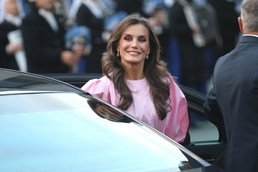 La reina Letizia sale del coche con una sonrisa y al ritmo de las gaitas de la Banda Real Oviedo