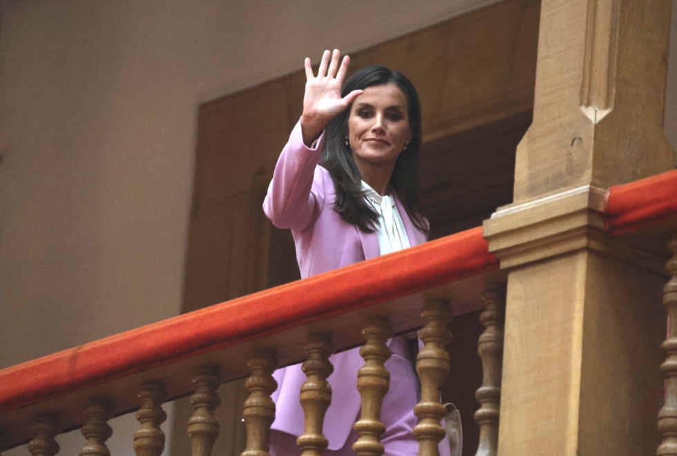 La reina Letizia saluda desde uno de los corredores del hotel Reconquista de Oviedo