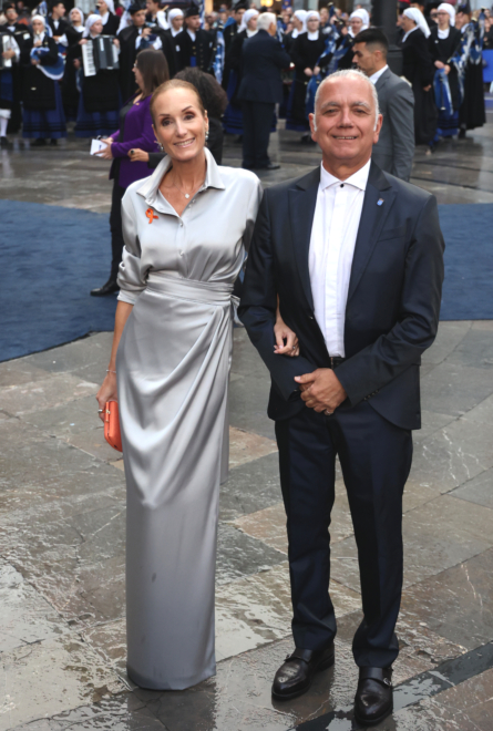 Sandra Ibarra y Juan Ramón Lucas a su llegada a la entrega de los Premios Princesa de Asturias 2023