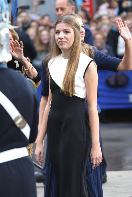 La infanta Sofía en los premios Princesa de Asturias, con un vestido con cut outs y un top a modo de capa