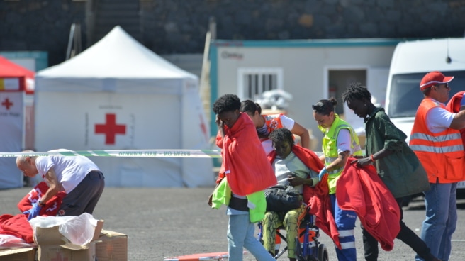 EuropaPress_5521751_servicios_sanitarios_atienden_migrantes_llegada_patera_muelle_restinga_21