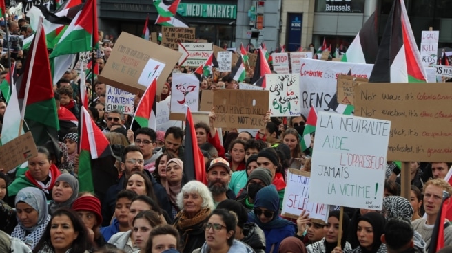 EuropaPress_5523406_22_october_2023_belgium_brussels_people_hold_placards_and_palestinian_flags huelga-estudiantes-26-octubre-palestina