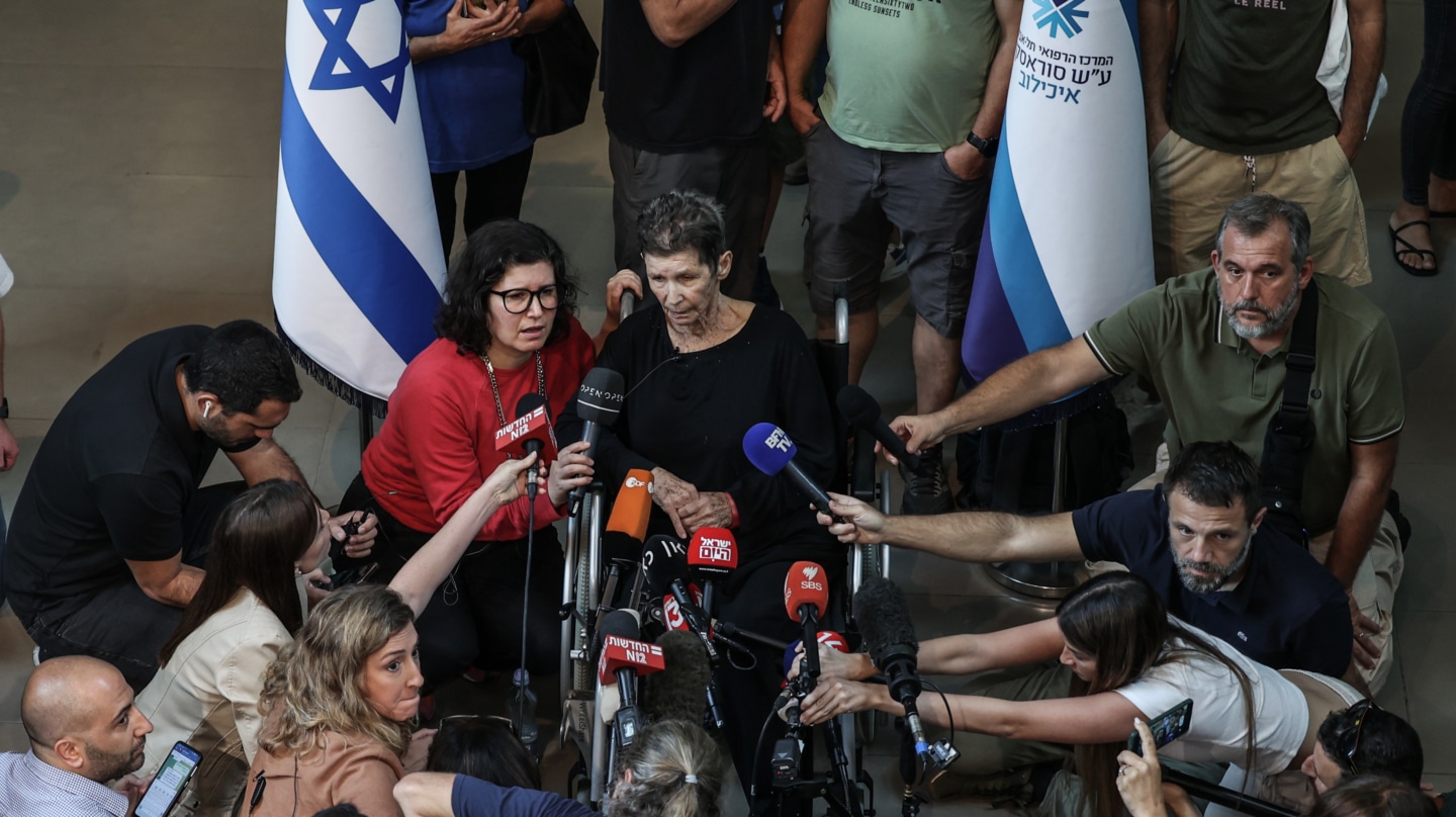 Yocheved Lifshitz, en Tel Aviv, tras ser secuestrada por Hamás.