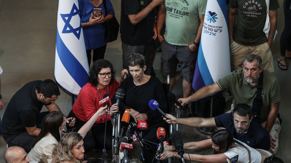 Yocheved Lifshitz, en Tel Aviv, tras ser secuestrada por Hamás.
