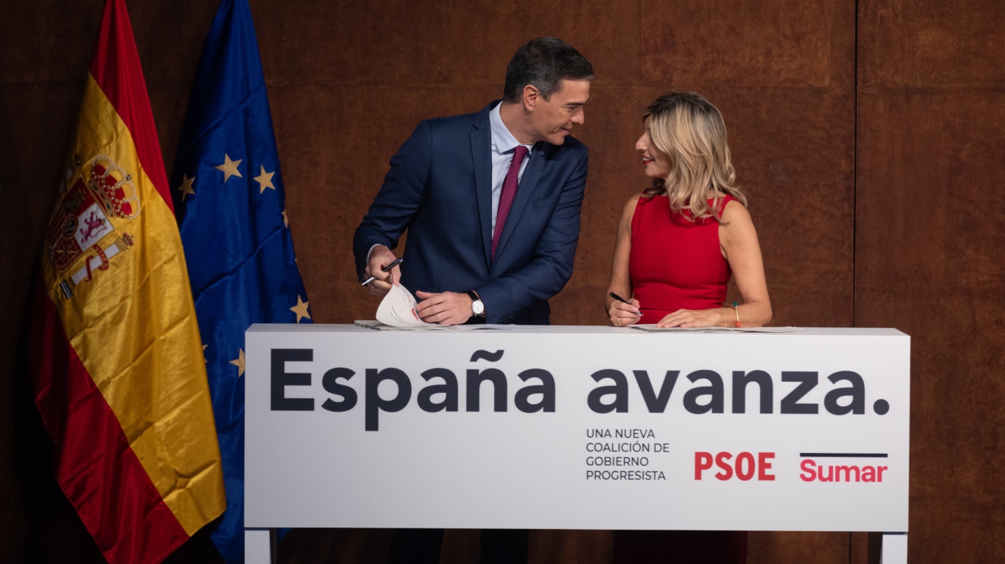 El presidente del Gobierno en funciones, Pedro Sánchez y la líder de Sumar y vicepresidenta segunda del Gobierno y ministra de Trabajo en funciones, Yolanda Díaz, firman un acuerdo para un Gobierno de coalición progresista, en un acto público en el Museo Reina Sofía, a 24 de octubre de 2023, en Madrid (España). El PSOE y Sumar han alcanzado un acuerdo programático para formar un nuevo Gobierno de coalición "progresista" tras cerrar sus líderes, los detalles de un pacto que es "fruto de las negociaciones que han tenido lugar desde finales de julio". El pacto incluye la reducción de jornada sin reducción salarial. 24 OCTUBRE 2023;GOBIERNO PROGRESISTA;COALICION;SUMAR;SUMAR Eduardo Parra / Europa Press 24/10/2023