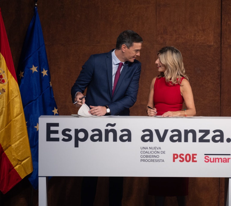 PSOE y Sumar se conjuran para "cuatro años más": rebaja de la jornada laboral, tipo mínimo del 15% sobre el resultado contable o prórroga de la tasa a la banca