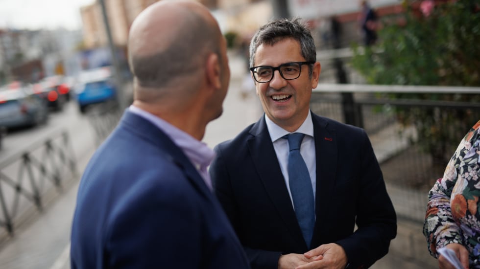 El ministro de la Presidencia, Relaciones con las Cortes y Memoria Democrática en funciones, Félix Bolaños (d), a su llegada a la inauguración de las Jornadas Confederales de Acción Sindical, en la sede del sindicato, a 25 de octubre de 2023, en Madrid (España). Organizadas por la Unión General de Trabajadores (UGT), las jornadas han abordado fortalecer la negociación colectiva y defender y avanzar en los derechos laborales de la acción sindical para 2024. 25 OCTUBRE 2023;SINDICATOS;TRABAJO;BOLAÑOS;SINDICAL;UGT; Alejandro Martínez Vélez / Europa Press 25/10/2023