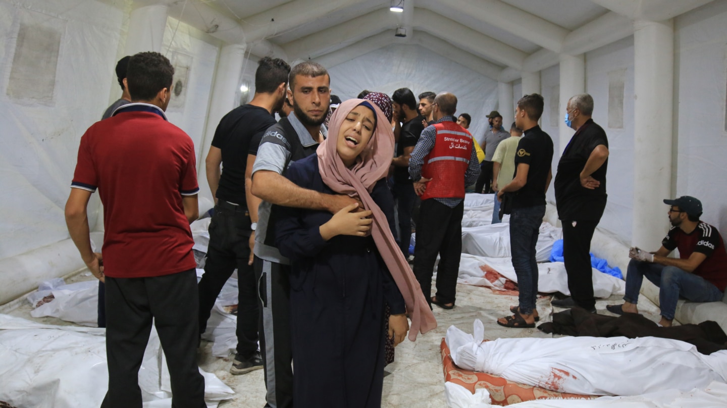 Una mujer llora por la muerte de un familiar en los bombardeos en Gaza