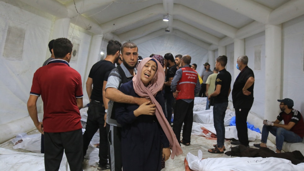 Una mujer llora por la muerte de un familiar en los bombardeos en Gaza