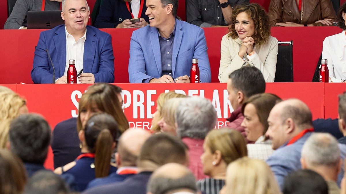 El secretario general del PSOE y presidente del Gobierno en funciones, Pedro Sánchez (c), preside la reunión del Comité Federal, en la sede del PSOE, a 28 de octubre de 2023, en Madrid (España). El PSOE ha convocado hoy una reunión extraordinaria del Comité Federal para consultar con la militancia el acuerdo de Gobierno alcanzado con Sumar de cara a un posible Ejecutivo de coalición. La convocatoria llega después de que los máximos responsables de PSOE y Sumar hayan sellado un acuerdo de coalición con el que pretenden completar una legislatura de cuatro años. Para que haya Gobierno, sin embargo, es necesario el voto favorable de otros grupos parlamentarios, entre ellos los partidos independentistas –ERC y Junts– que reclaman, entre otras cosas, la aprobación de una amnistía a los implicados en el 'procés'. 28 OCTUBRE 2023;COMITÉ;COMITÉ FEDERA;MILITANTES; Jesús Hellín / Europa Press 28/10/2023