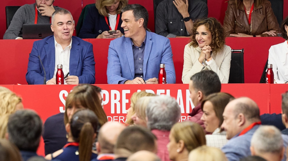 El secretario general del PSOE y presidente del Gobierno en funciones, Pedro Sánchez (c), preside la reunión del Comité Federal, en la sede del PSOE, a 28 de octubre de 2023, en Madrid (España). El PSOE ha convocado hoy una reunión extraordinaria del Comité Federal para consultar con la militancia el acuerdo de Gobierno alcanzado con Sumar de cara a un posible Ejecutivo de coalición. La convocatoria llega después de que los máximos responsables de PSOE y Sumar hayan sellado un acuerdo de coalición con el que pretenden completar una legislatura de cuatro años. Para que haya Gobierno, sin embargo, es necesario el voto favorable de otros grupos parlamentarios, entre ellos los partidos independentistas –ERC y Junts– que reclaman, entre otras cosas, la aprobación de una amnistía a los implicados en el 'procés'. 28 OCTUBRE 2023;COMITÉ;COMITÉ FEDERA;MILITANTES; Jesús Hellín / Europa Press 28/10/2023