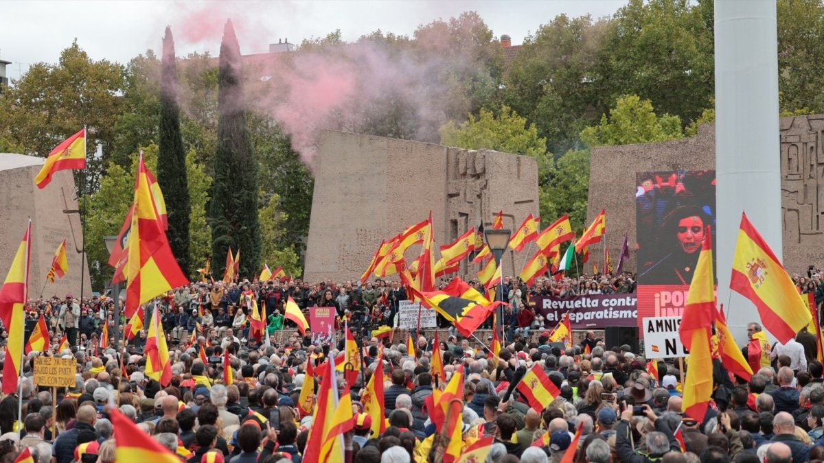 Vista general de la manifestación bajo el lema, 'Defendamos la unidad’, en la Plaza de Colón de Madrid.