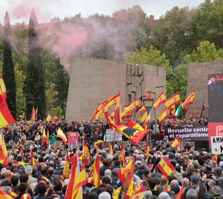 Abascal ante 100.000 manifestantes en Colón: "Sánchez no te atrevas a invocar el nombre de España para pisar las leyes"