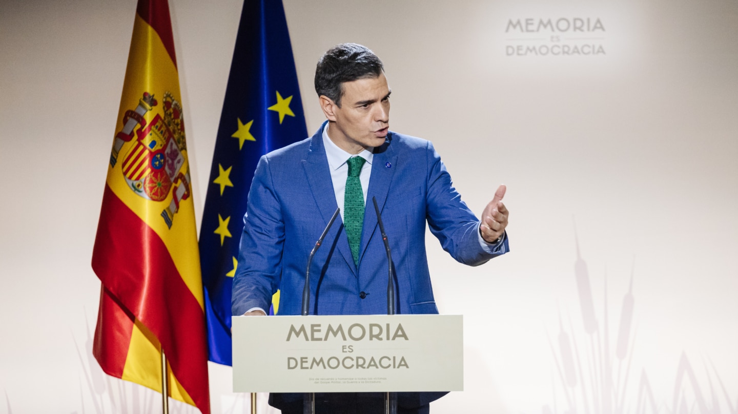 El presidente del Gobierno en funciones, Pedro Sánchez, preside el acto con motivo de la celebración del 'Día de Recuerdo y Homenaje a todas las víctimas del golpe militar, la Guerra y la Dictadura', en el Auditorio Nacional de Música, a 30 de octubre de 2023, en Madrid (España). El Gobierno ha entregado hoy las 18 declaraciones de reparación y reconocimiento personal con motivo del Día de Recuerdo y Homenaje a todas las víctimas del golpe militar, la guerra y la dictadura. Si bien la Ley de Memoria Democrática estableció el 31 de octubre como el Día de Homenaje y Recuerdo a las víctimas del franquismo, en esta ocasión el acto se ha adelantado hoy al coincidir con la sesión conjunta de las Cortes Generales en la que la Princesa de Asturias jurará la Constitución. 30 OCTUBRE 2023;MADRID;GOBIERNO;HOMENAJE;VICTIMAS DE GUERRA Y DICTADURA Carlos Luján / Europa Press 30/10/2023