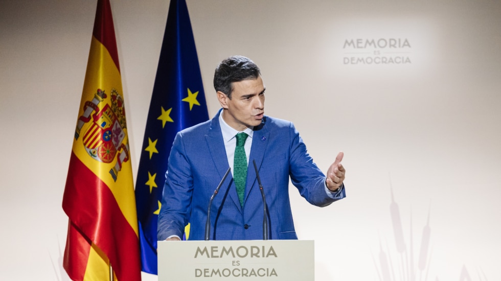 El presidente del Gobierno en funciones, Pedro Sánchez, preside el acto con motivo de la celebración del 'Día de Recuerdo y Homenaje a todas las víctimas del golpe militar, la Guerra y la Dictadura', en el Auditorio Nacional de Música, a 30 de octubre de 2023, en Madrid (España). El Gobierno ha entregado hoy las 18 declaraciones de reparación y reconocimiento personal con motivo del Día de Recuerdo y Homenaje a todas las víctimas del golpe militar, la guerra y la dictadura. Si bien la Ley de Memoria Democrática estableció el 31 de octubre como el Día de Homenaje y Recuerdo a las víctimas del franquismo, en esta ocasión el acto se ha adelantado hoy al coincidir con la sesión conjunta de las Cortes Generales en la que la Princesa de Asturias jurará la Constitución. 30 OCTUBRE 2023;MADRID;GOBIERNO;HOMENAJE;VICTIMAS DE GUERRA Y DICTADURA Carlos Luján / Europa Press 30/10/2023