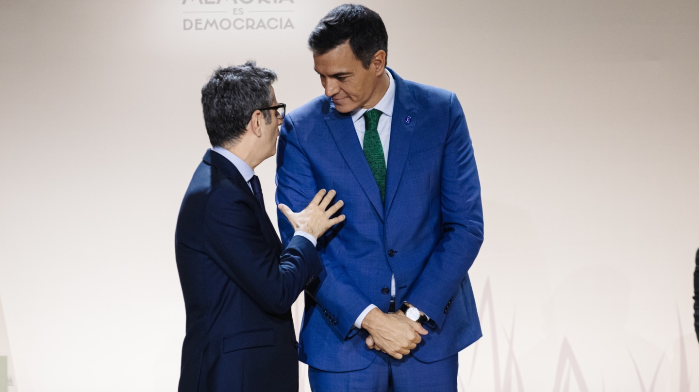 El ministro de la Presidencia, Relaciones con las Cortes y Memoria Democrática en funciones, Félix Bolaños (i), y el presidente del Gobierno en funciones, Pedro Sánchez (d), durante el acto con motivo de la celebración del 'Día de Recuerdo y Homenaje a todas las víctimas del golpe militar, la Guerra y la Dictadura', en el Auditorio Nacional de Música, a 30 de octubre de 2023, en Madrid (España). El Gobierno ha entregado hoy las 18 declaraciones de reparación y reconocimiento personal con motivo del Día de Recuerdo y Homenaje a todas las víctimas del golpe militar, la guerra y la dictadura. Si bien la Ley de Memoria Democrática estableció el 31 de octubre como el Día de Homenaje y Recuerdo a las víctimas del franquismo, en esta ocasión el acto se ha adelantado hoy al coincidir con la sesión conjunta de las Cortes Generales en la que la Princesa de Asturias jurará la Constitución. 30 OCTUBRE 2023;MADRID;GOBIERNO;HOMENAJE;VICTIMAS DE GUERRA Y DICTADURA Carlos Luján / Europa Press 30/10/2023