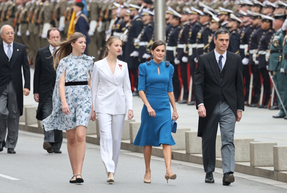 La infanta Sofía, la princesa Leonor, la reina Letizia y el presidente del Gobierno en funciones, Pedro Sánchez, durante el acto de jura de la Constitución ante las Cortes Generales, en el Congreso.
