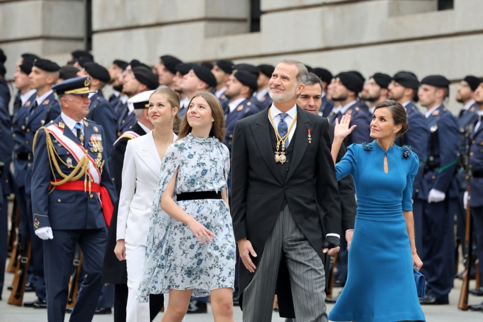 La Familia Real mira a los balcones, desde donde les mandaban saludos y mensajes de cariño, en el día de la jura de la princesa Leonor en el Congreso