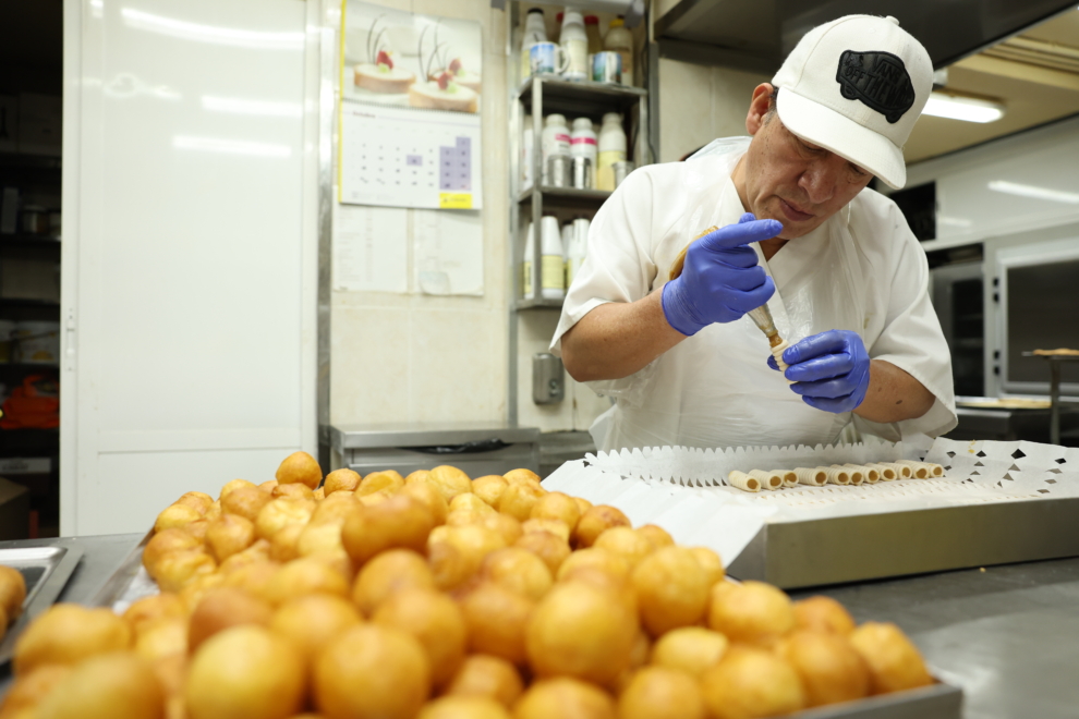 Un pastelero elabora huesos de santos en la Pastelería Parelli, en Madrid