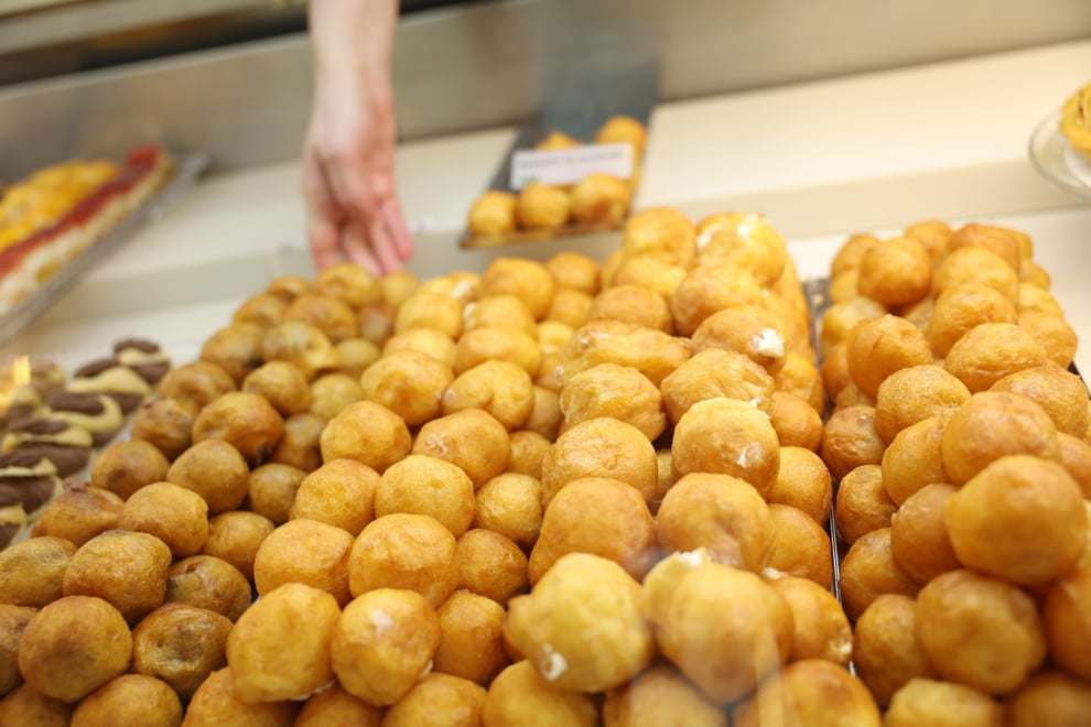 Una bandeja de buñuelos en la Pastelería Parelli, Madrid