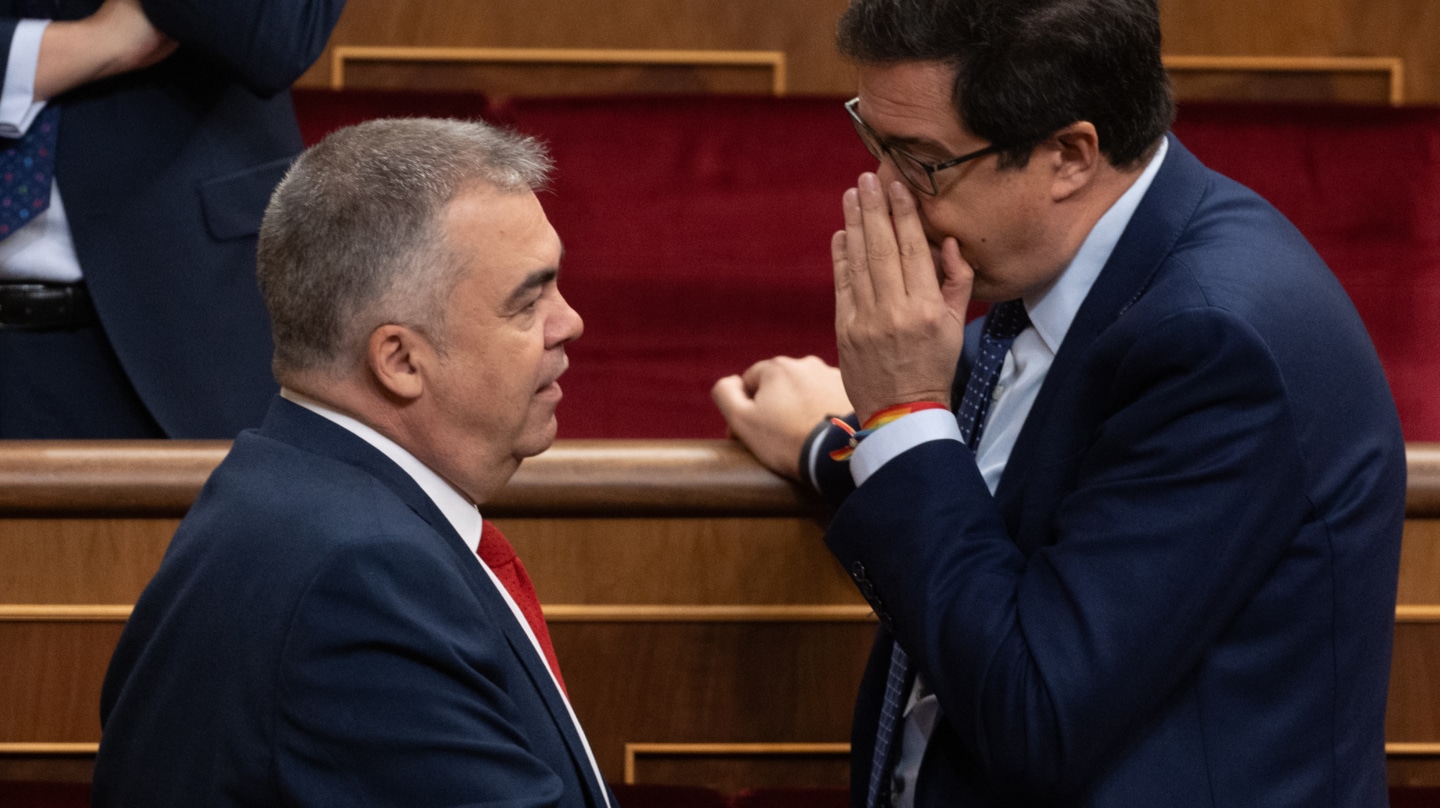 El secretario de Organización del Partido Socialista, Santos Cerdán (i), y el director del Gabinete del Presidente del Gobierno y diputado del PSOE, Óscar López Águeda (d), conversan durante el acto de jura de la Constitución ante las Cortes Generales, en el Congreso de los Diputados, a 31 de octubre de 2023, en Madrid (España). La Princesa Leonor jura hoy la Constitución ante las Cortes Generales con motivo de su 18 cumpleaños al igual que hizo su padre al cumplir su mayoría de edad. Este acto solemne tiene un marcado carácter simbólico. En él se escenifica la continuidad de la monarquía parlamentaria y después de él, la Princesa Leonor se convertirá ya de pleno derecho en la heredera del trono. Conforme con lo previsto en la Carta Magna en caso de muerte, incapacidad o abdicación de Felipe VI la Princesa Leonor podría sucederle de forma inmediata. 31 OCTUBRE 2023;MADRID;CONGRESO DE LOS DIPUTADOS;JURA DE CONSTITUCIÓN;CORTES GENERALES;PRINCESA LEONOR Eduardo Parra / Europa Press 31/10/2023