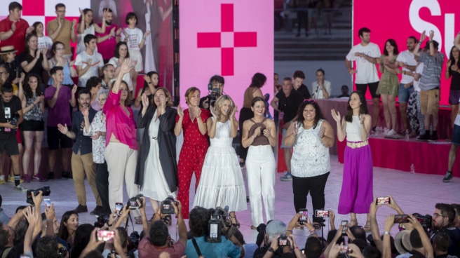 Ada Colau, Mónica García y los ministerios cuquis de Yolanda La exalcaldesa de Barcelona, Ada Colau (4i), la candidata de Sumar a presidenta del Gobierno, Yolanda Díaz (4d), la actriz Marisa Paredes (2i), la portavoz de Más Madrid, Mónica García (c), la activista y exdiputada en la Asamblea de Madrid, Carla Antonelli (3i), la diputada del Parlamento Europeo, Sira Rego (3d), y la ministra de Derechos Sociales y Agenda 2030, Ione Belarra (d)