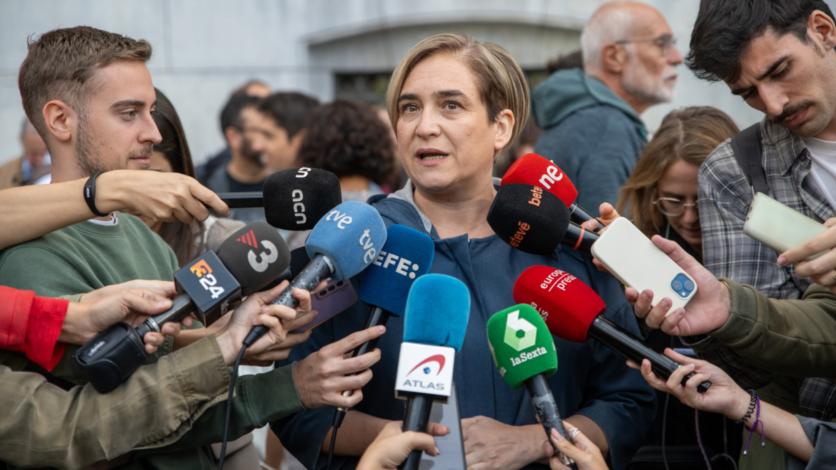 La exalcaldesa de Barcelona, Ada Colau atiende a los medios de comunicación antes de una manifestación propalestina, frente al Palau Robert, a 21 de octubre de 2023