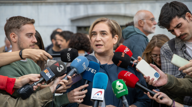 Colau, ministra y mártir La exalcaldesa de Barcelona, Ada Colau atiende a los medios de comunicación antes de una manifestación propalestina, frente al Palau Robert, a 21 de octubre de 2023