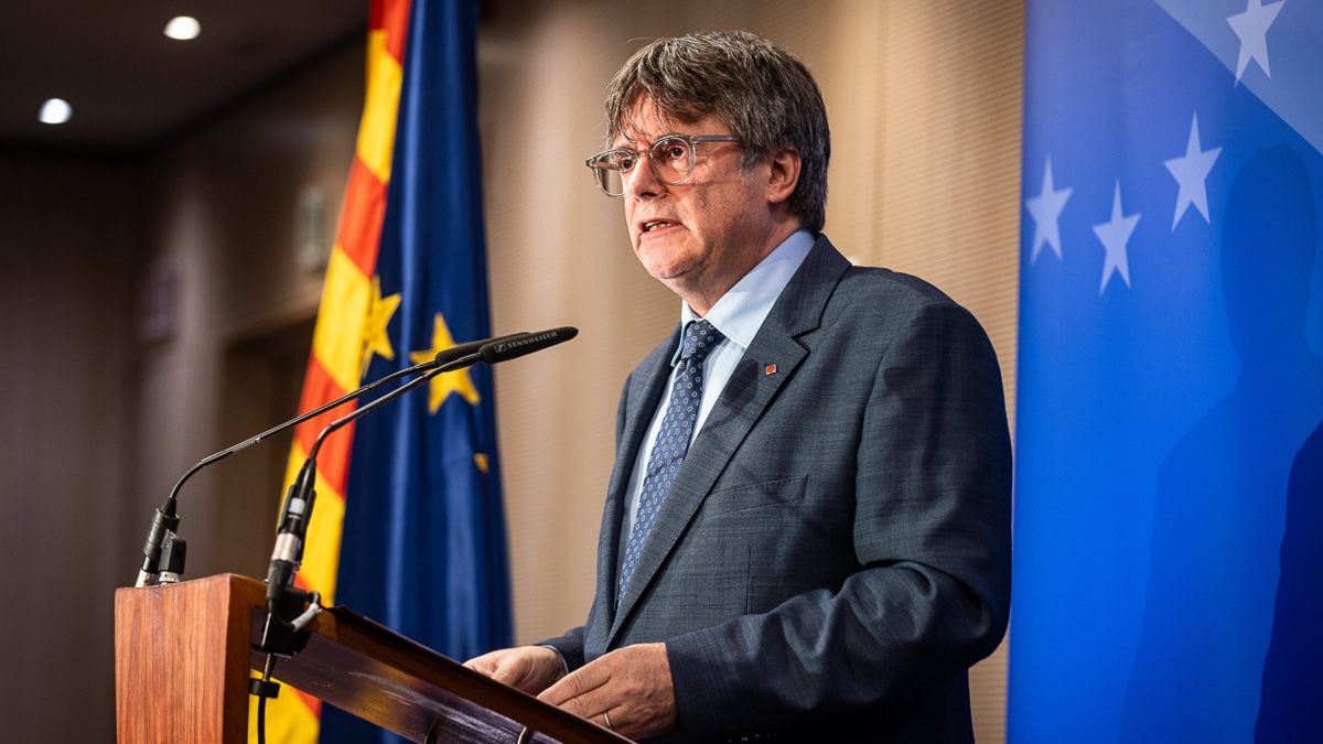 El expresidente de la Generalitat y eurodiputado de Junts, Carles Puigdemont, ofrece una rueda de prensa durante la conferencia inaugural de las jornadas interparlamentarias de Junts per Catalunya, en el Hotel Thon EU