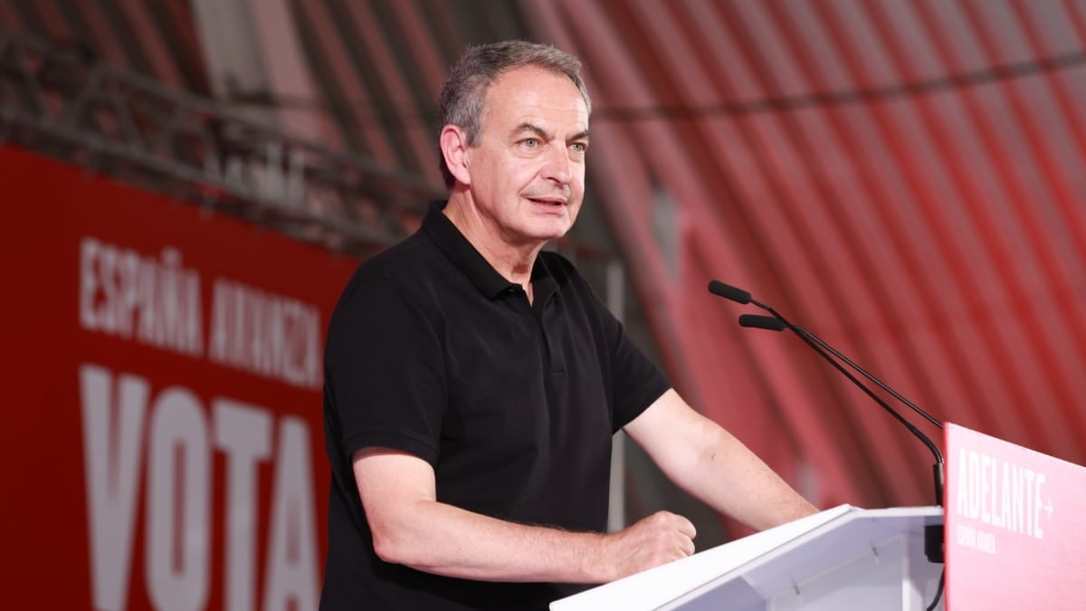 El expresidente del Gobierno José Luis Rodríguez Zapatero, durante su intervención en el acto de cierre de campaña del PSOE