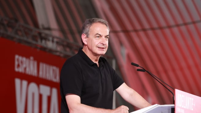 El expresidente del Gobierno José Luis Rodríguez Zapatero, durante su intervención en el acto de cierre de campaña del PSOE
