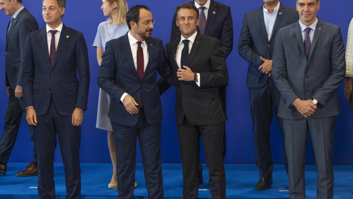 El presidente en funciones del Gobierno español, Pedro Sánchez, y el presidente francés, Emmanuel Macron, entre otros, tras la foto de familia después de la reunión de los Veintisiete, este viernes en Granada.