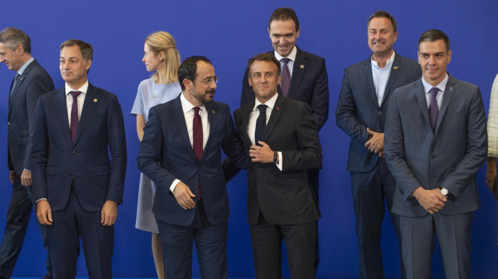 El presidente en funciones del Gobierno español, Pedro Sánchez, y el presidente francés, Emmanuel Macron, entre otros, tras la foto de familia después de la reunión de los Veintisiete, este viernes en Granada.