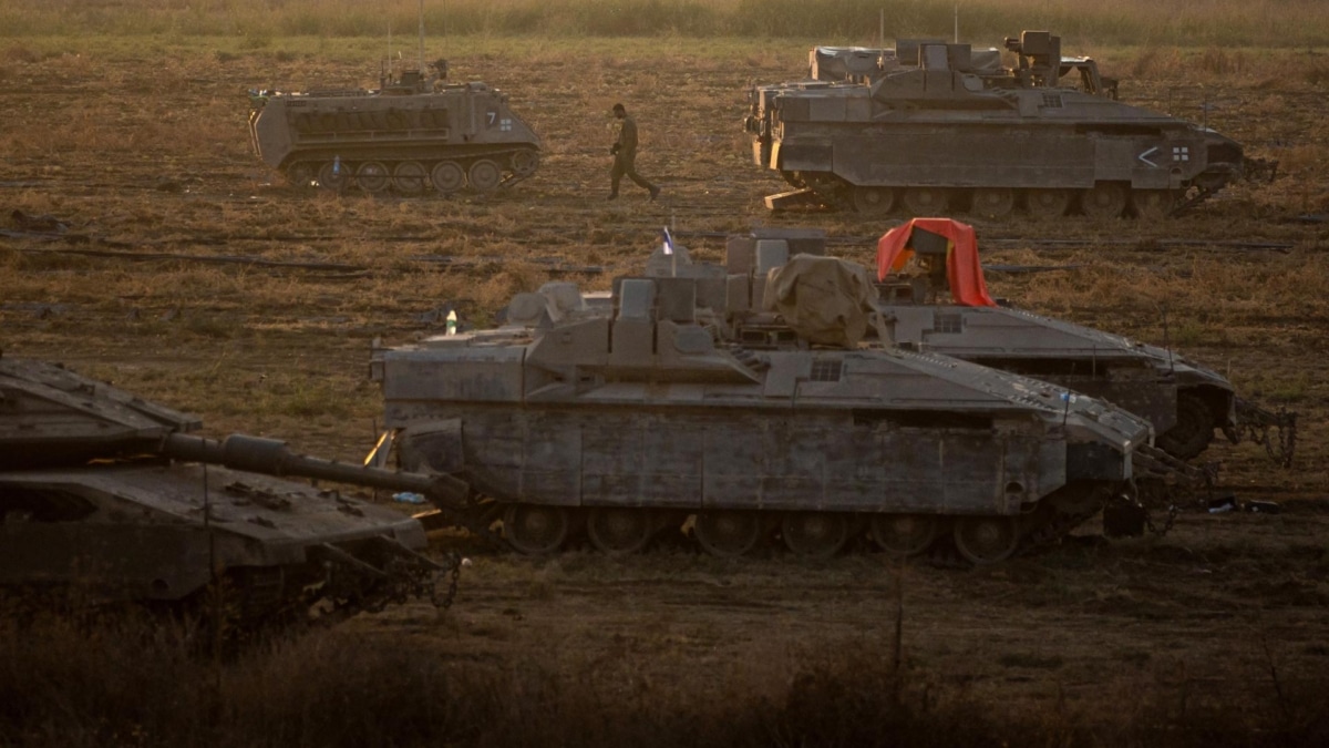 Un soldado israelí junto a tanques en la frontera israelí con la Franja de Gaza.