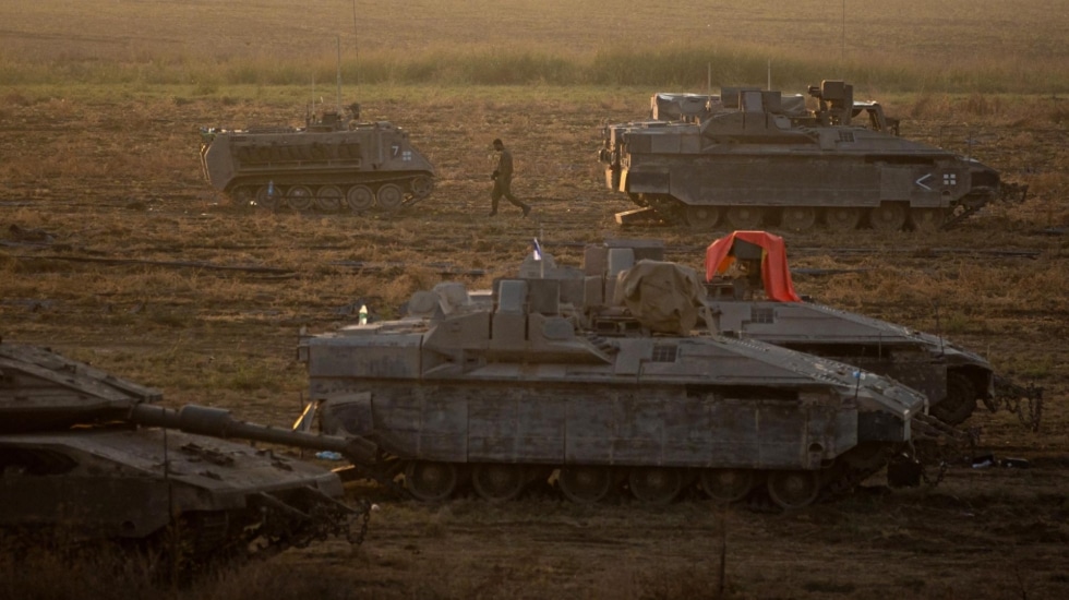 Un soldado israelí junto a tanques en la frontera israelí con la Franja de Gaza.
