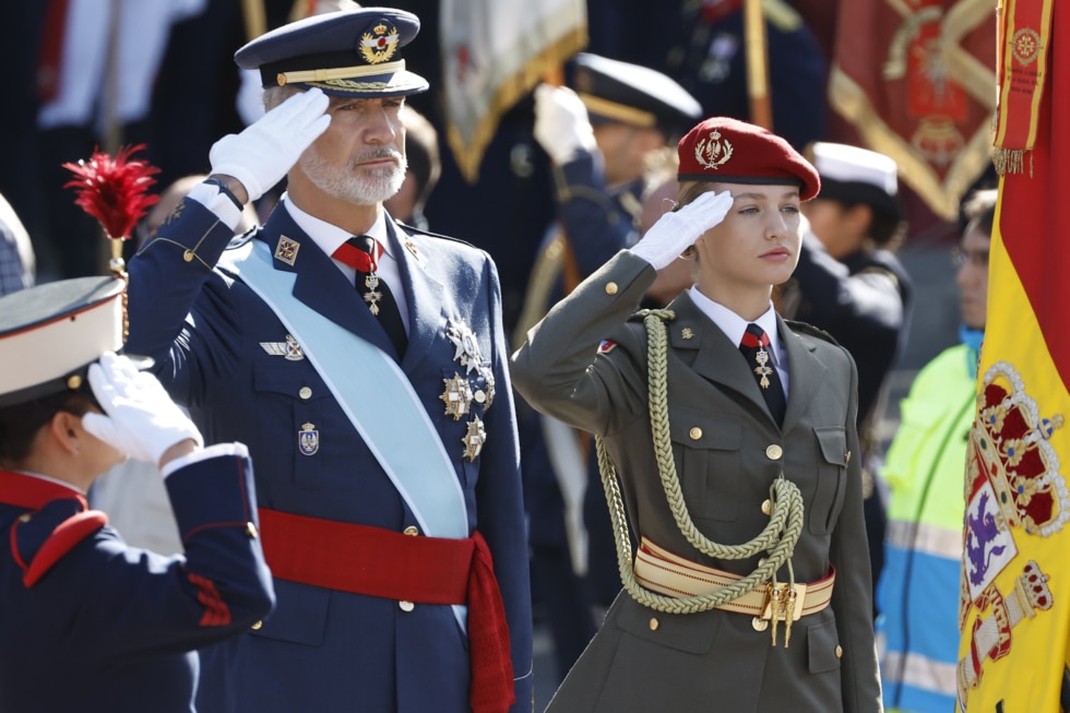 La princesa de Asturias, Leonor y el rey Felipe VI, este jueves durante el izado de la bandera en el desfile del Día de la Fiesta Nacional en Madrid