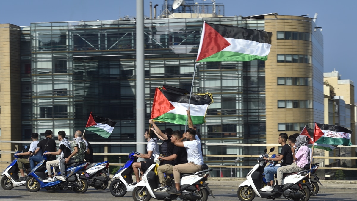 Activistas portan banderas de Palestina durante una marcha solidaria en Beirut (Líbano)