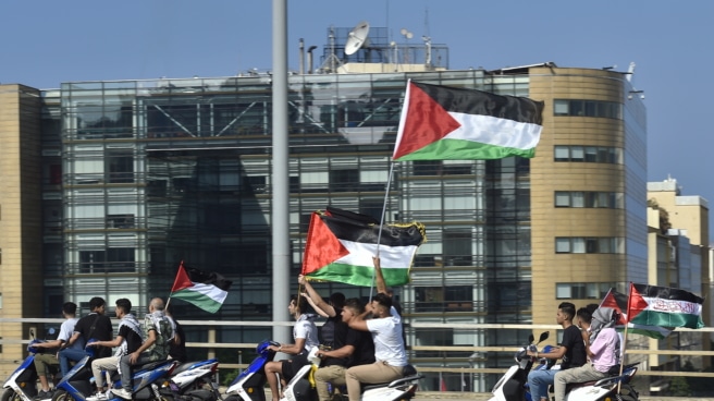Activistas portan banderas de Palestina durante una marcha solidaria en Beirut (Líbano)
