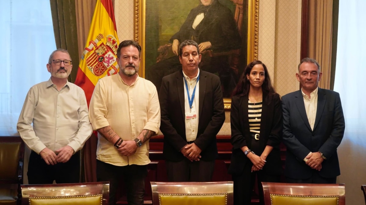 Reunión de diputados de Sumar con el delegado del Polisario en España, Abdulah Arabi.