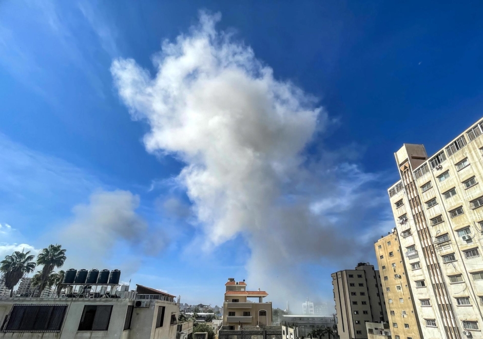 Humo en el cielo de Gaza tras los ataques de Israel .