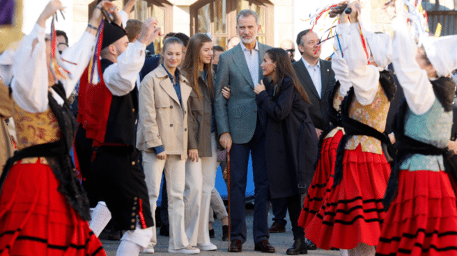 La Familia Real contempla la ejecución del Xiringüelu, típico baile asturiano, este sábado en Arroes, Villaviciosa. La Familia Real contempla la ejecución del Xiringüelu, típico baile asturiano, este sábado en Arroes, Villaviciosa.