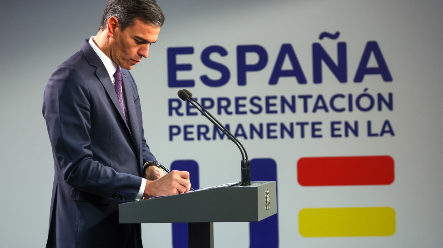 Brussels (Belgium), 27/10/2023.- Spain's acting Prime Minister Pedro Sanchez gives a press conference at the end of the second day of the European Council meeting in Brussels, Belgium, 27 October 2023. In a two-day summit on 26-27 October, EU leaders addressed the situation in the Middle-East and Ukraine, as well as the EU's long-term budget, migration, and external relations. (Bélgica, España, Ucrania, Bruselas) EFE/EPA/OLIVIER HOSLET