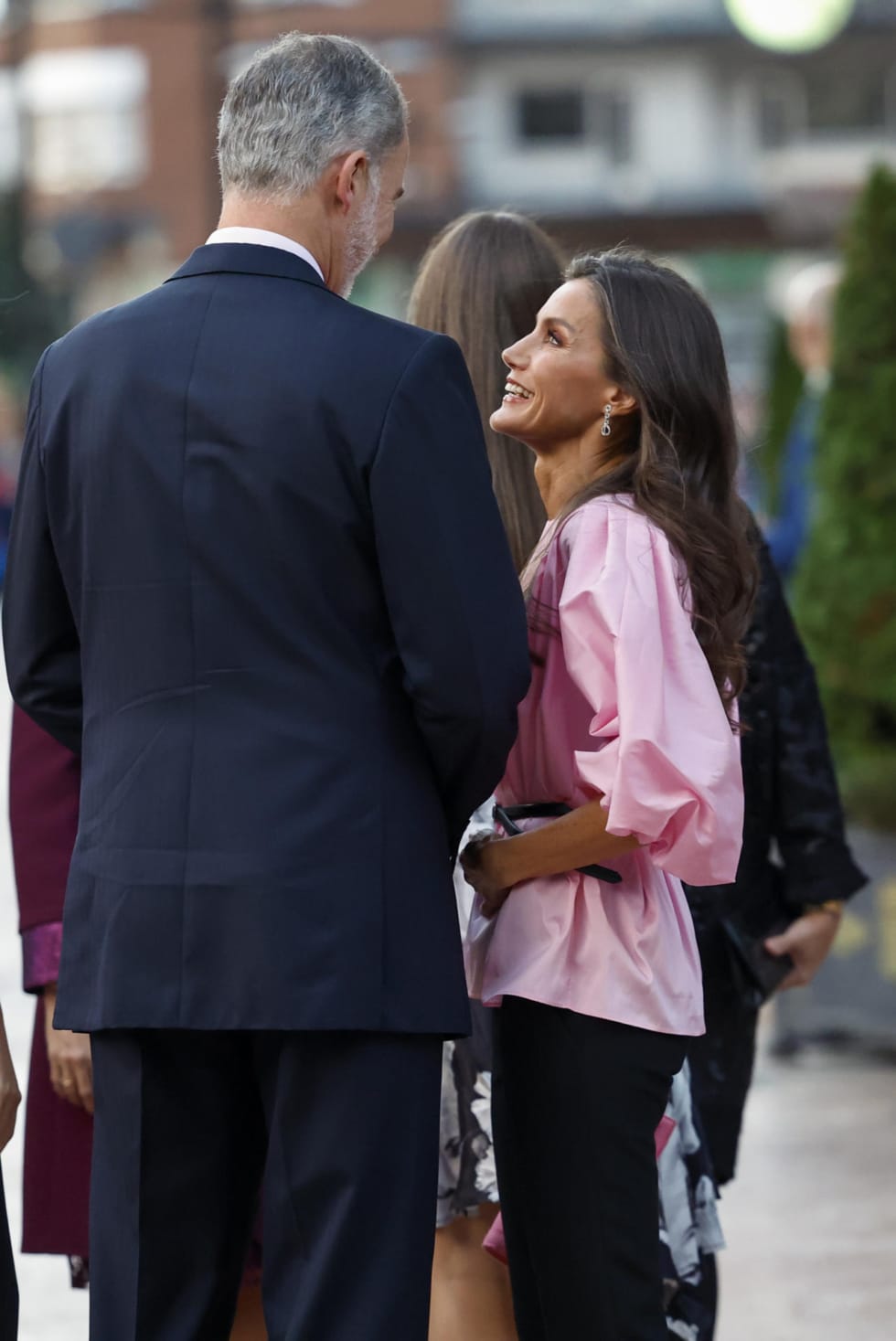 La reina Letizia mira con complicidad al rey Felipe en la plaza de la Gesta de Oviedo