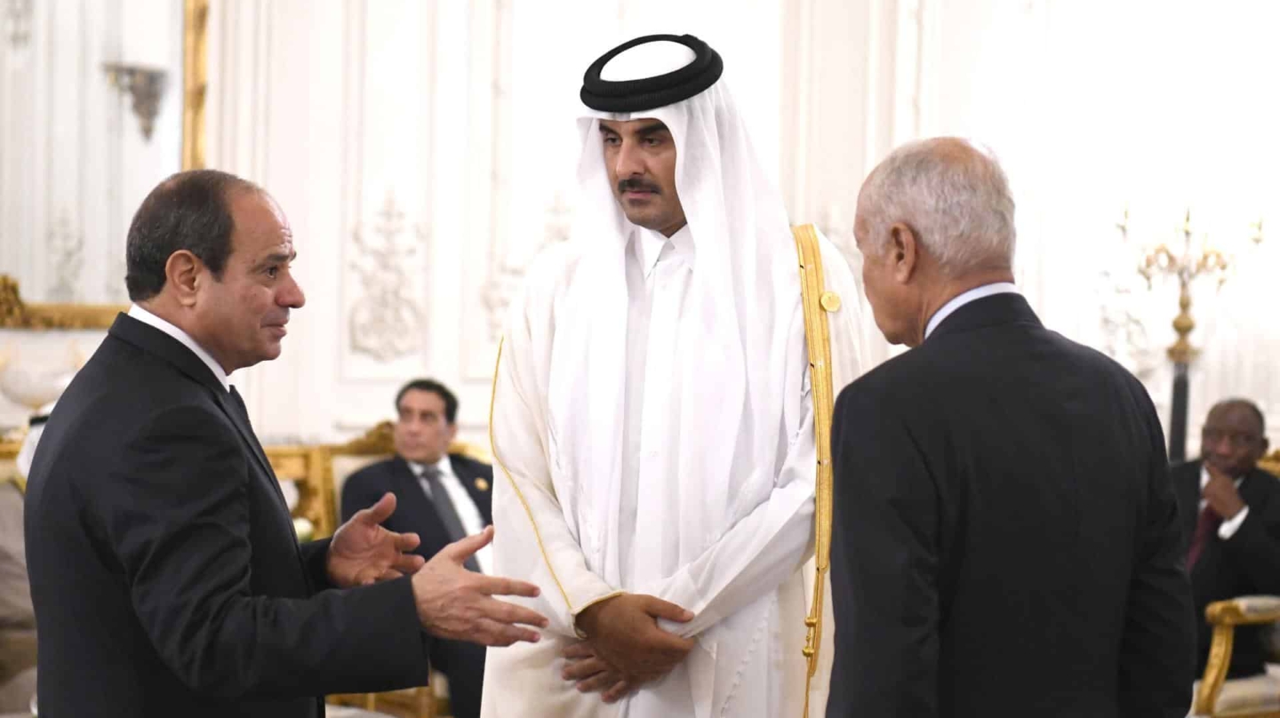 El emir de Qatar, Tamim bin Hamad Al Zani, en el centro, junto al presidente egipcio Abdelfatah al Sisi y el secretario general de la Liga Árabe, Ahmed Aboul Gheit, en la cumbre sobre Gaza de El Cairo.