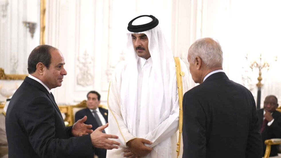 El emir de Qatar, Tamim bin Hamad Al Zani, en el centro, junto al presidente egipcio Abdelfatah al Sisi y el secretario general de la Liga Árabe, Ahmed Aboul Gheit, en la cumbre sobre Gaza de El Cairo.